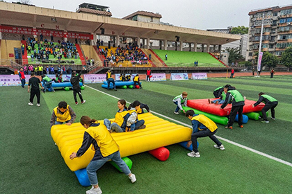 1774593493898756.jpg 隊(duì)員們正在進(jìn)行一馬當(dāng)先比拼.jpg